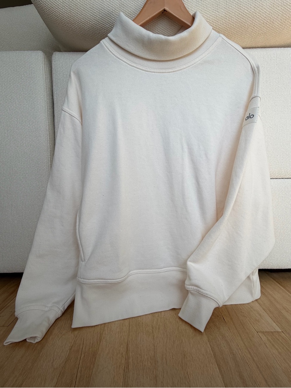 ALO Yoga Cream Turtleneck Sweatshirt Pockets